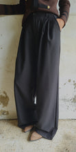 Charger l'image dans la galerie, Pantalon pinces noir
