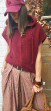 Charger l'image dans la galerie, Gilet maille capuche sans manche Bordeaux
