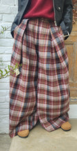 Charger l'image dans la galerie, Pantalon carreaux bordeaux large
