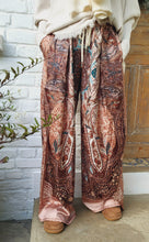 Charger l'image dans la galerie, Pantalon satiné imprimé camel
