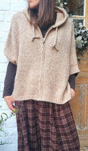 Charger l'image dans la galerie, Gilet maille capuche beige ou bordeaux
