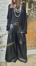 Charger l'image dans la galerie, Pantalon pinces simili cuir
