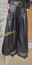 Charger l'image dans la galerie, Pantalon pinces simili cuir
