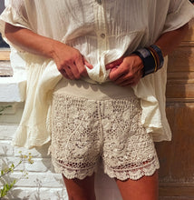 Charger l'image dans la galerie, Short crochet beige ou blanc
